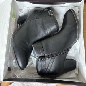 Vionic Upright Upton Black Ankle Booties